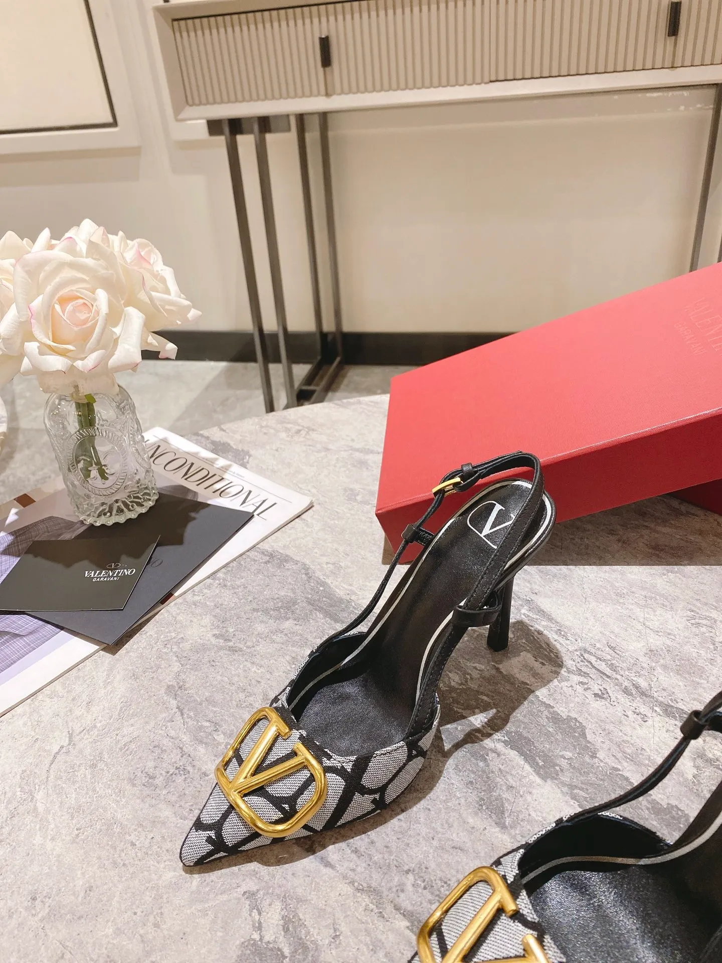 👟👟Ex-factory price 440👟👟 Genuine leather sole +40 Top version 𝑉𝐴𝐿𝐸𝑁𝑇𝐼𝑁𝑂 Valentino 2023 spring and summer new women's 5⃣️color empty back sandals The unique [V logo fabric printing pattern] brings out a full sense of high-end, and the new season will live up to expectations! Worth buying★Absolutely high-grade❥Original method, Absolutely sensual❥Elegant style, creating a different feeling, simple and elegant style!  Code number: 35-41 (34-42 customized) Fabric: Fabric printed cloth Lining: Sheepskin lining Heel height: 3 options 5cm-8cm-10cm Leather outsole Rubber outsole